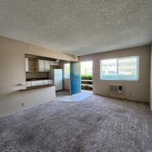 1567 Alamo Dr in Vacaville, CA - Foto de edificio - Building Photo