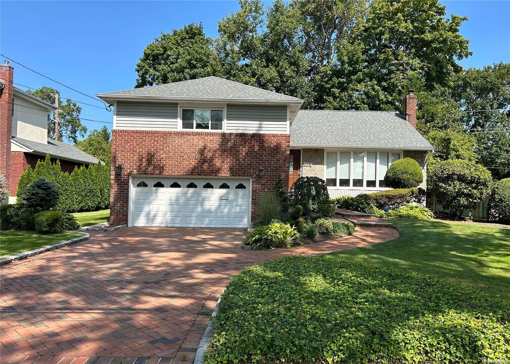 183 Robby Ln in New Hyde Park, NY - Building Photo