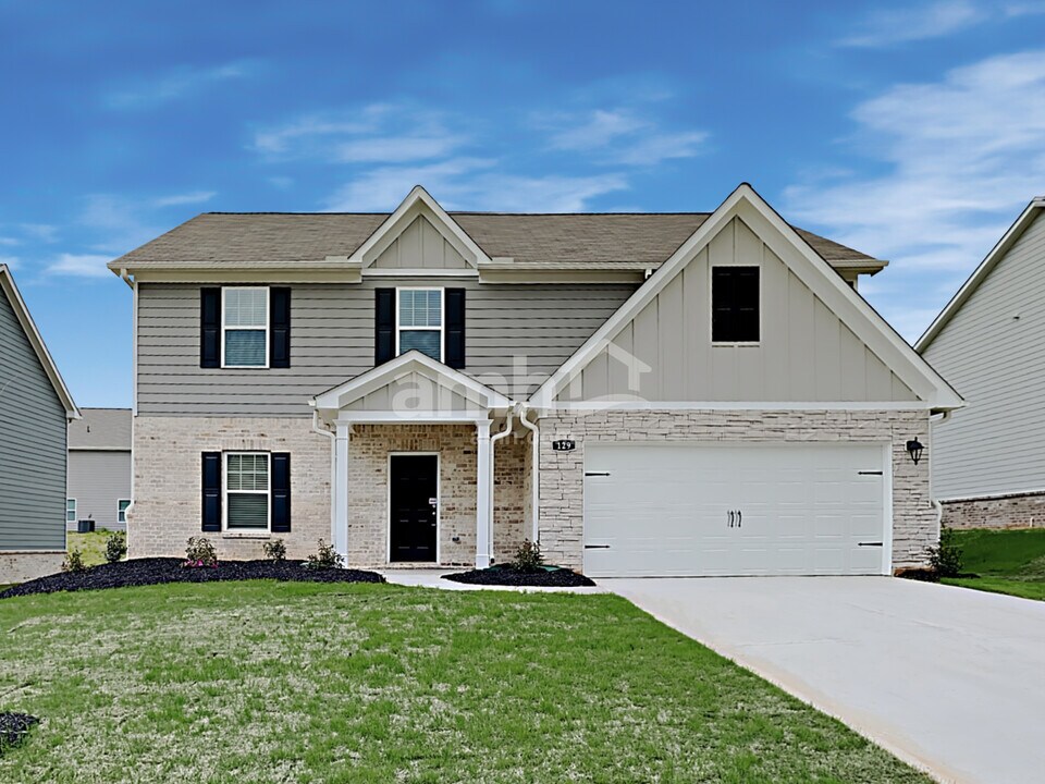 129 Oliver Dr in Locust Grove, GA - Foto de edificio