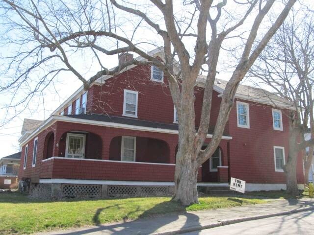 16 Mathewson St in Narragansett, RI - Building Photo