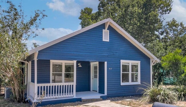 917 W 4th St in Taylor, TX - Building Photo - Building Photo