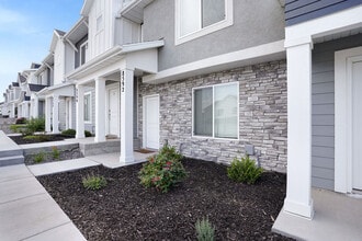 Little Valley Townhomes in Magna, UT - Foto de edificio - Building Photo