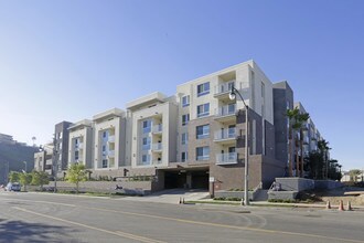 5902-5926 Firefly Pl Dr in Playa Vista, CA - Foto de edificio - Building Photo