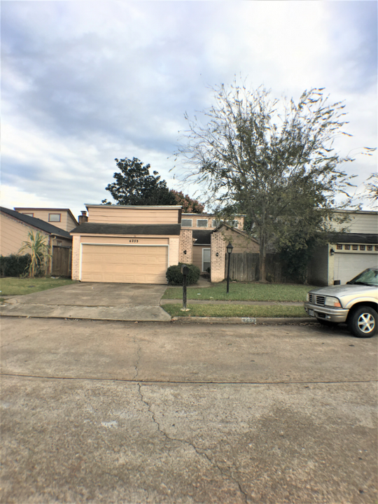 4259 Willow Beach Dr in Houston, TX - Building Photo