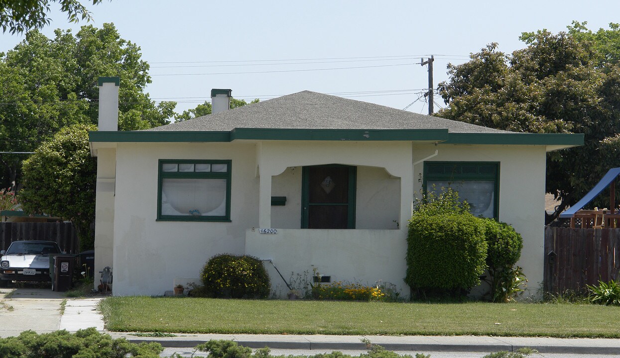 16200 Hesperian Blvd in San Lorenzo, CA - Building Photo