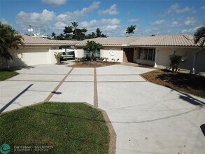 1233 SE 14th Ave in Deerfield Beach, FL - Building Photo - Building Photo