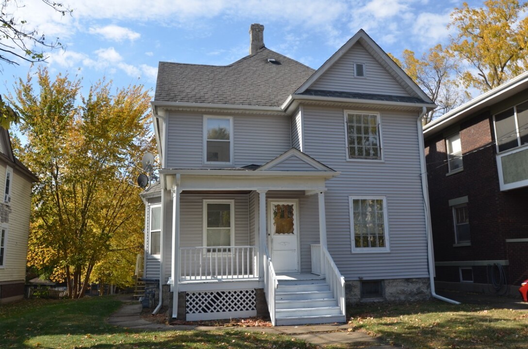 211 S Prospect St in Rockford, IL - Foto de edificio