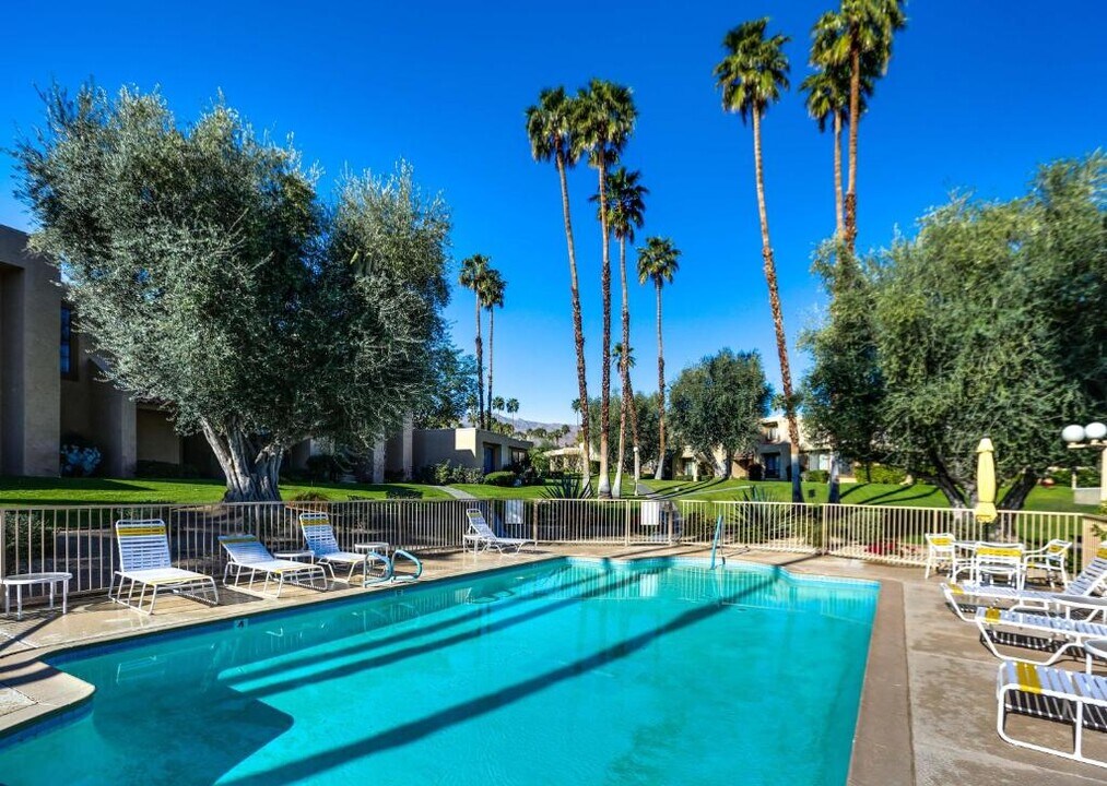 47900 Oasis Ct, Unit Spacious with Mtn Views in Palm Desert, CA - Building Photo