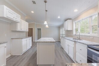 1520 W Creek Dr in Conroe, TX - Foto de edificio - Building Photo