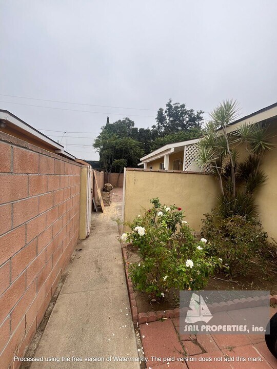 701 E Chalynn Cir in Orange, CA - Building Photo