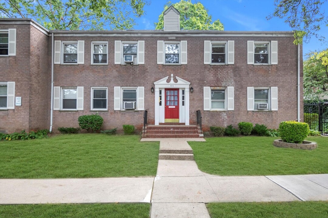 11012 64th Rd in Forest Hills, NY - Foto de edificio