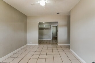 2445 NW 159th St in Opa Locka, FL - Building Photo - Building Photo