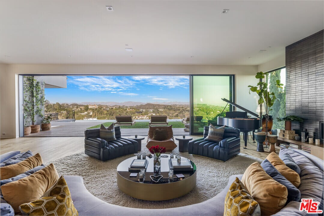 1030 Somera Rd in Los Angeles, CA - Building Photo