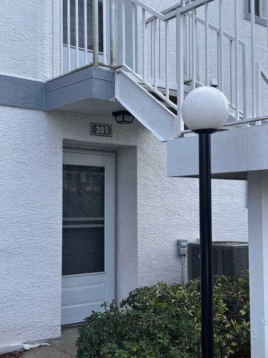 201 Ocean Park Ln in Cape Canaveral, FL - Foto de edificio