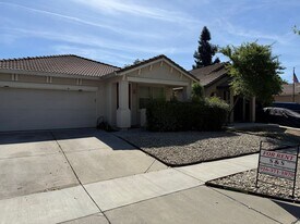 2215 Hearst St in West Sacramento, CA - Building Photo