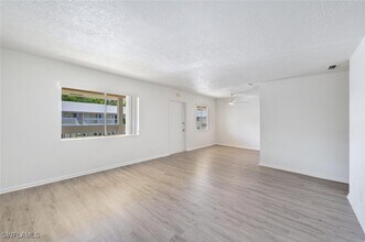 4603 Bayshore Dr in Naples, FL - Foto de edificio - Building Photo