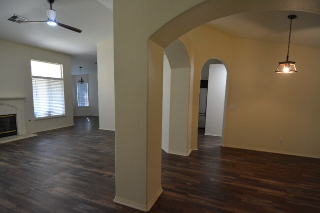 4604 Polo Jump Ct in Bakersfield, CA - Foto de edificio - Building Photo