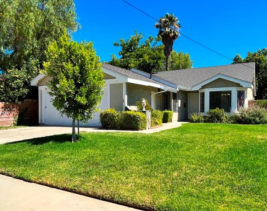 15146 Gault St in Los Angeles, CA - Building Photo