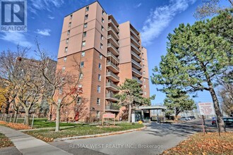 3065-3065 Queen Frederica Dr in Mississauga, ON - Building Photo - Building Photo