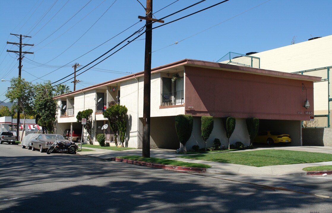 121 E Cypress St in Glendale, CA - Foto de edificio