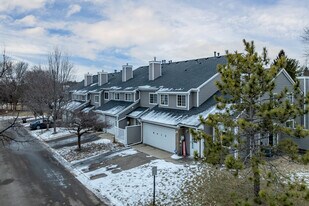 8420 Copperfield Way in Inver Grove Heights, MN - Building Photo