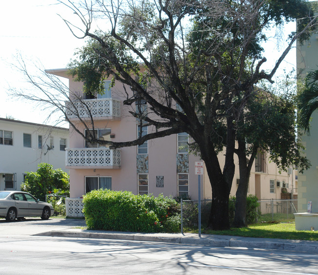 2108 SW 1st St in Miami, FL - Foto de edificio - Building Photo