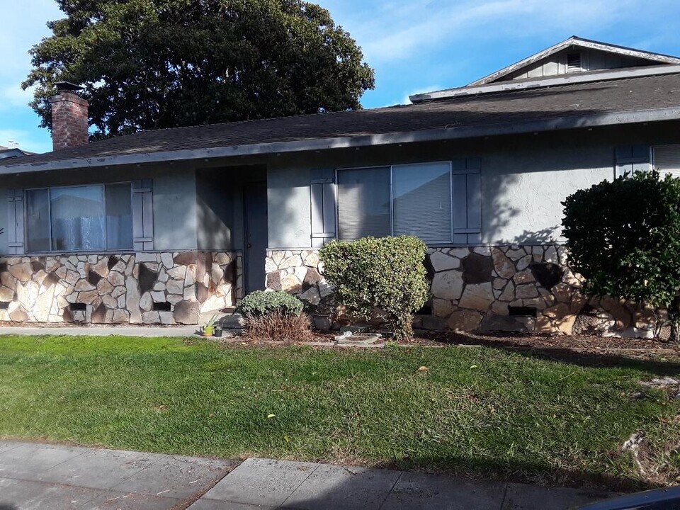 885 Burbank Dr, Unit 4 in Santa Clara, CA - Building Photo