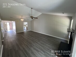 221 Seasons Trail in Newport News, VA - Building Photo - Building Photo