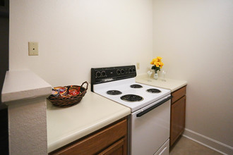 St. Luke's Plaza Apartments in St. Louis, MO - Building Photo - Interior Photo