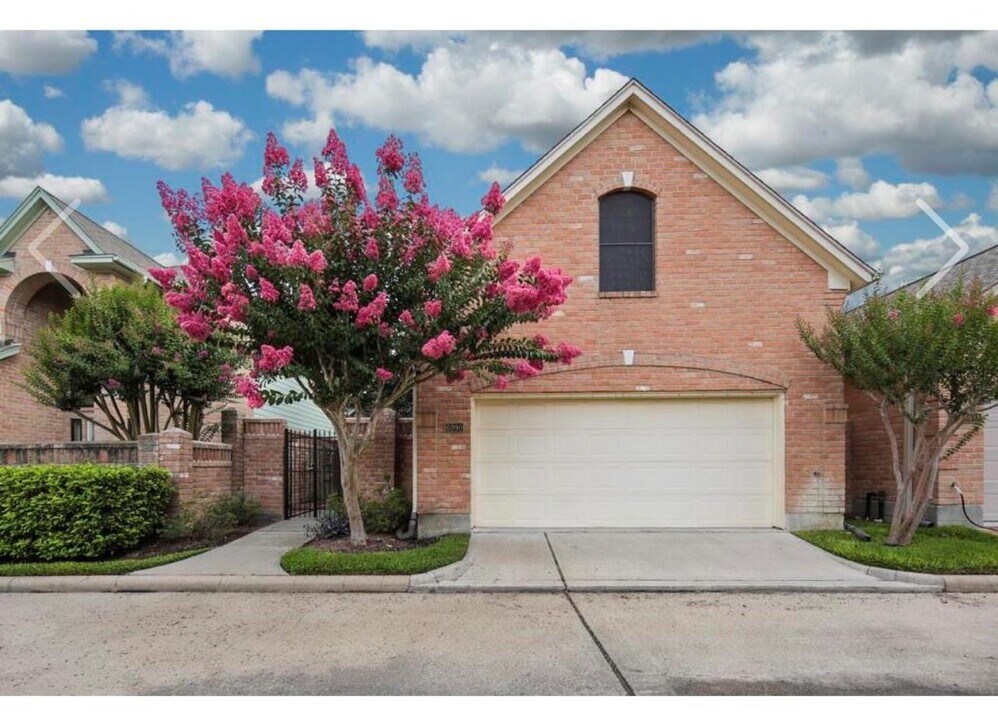 6990 Oakwood Park in Houston, TX - Building Photo