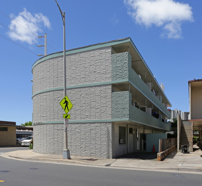 Hale Kilohana Apartments in Honolulu, HI - Building Photo - Building Photo