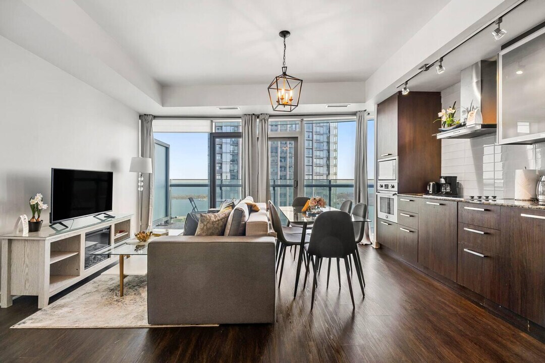 65 Bremner Blvd in Toronto, ON - Building Photo
