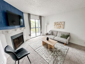 1071 Clayton Ln in Austin, TX - Building Photo