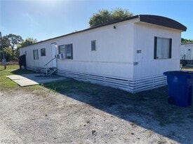 7877 Suncoast Dr in North Fort Myers, FL - Building Photo