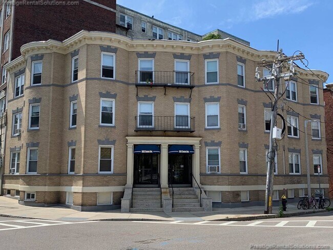 1692 Commonwealth Ave, Unit 3 in Boston, MA - Building Photo - Building Photo