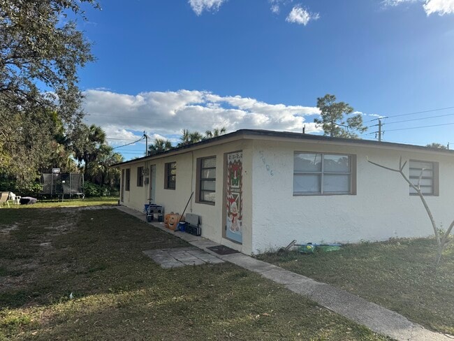 5406 Sholtz St, Unit B in Naples, FL - Foto de edificio - Building Photo