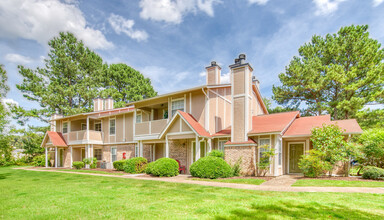 Courts at Waterford in Chattanooga, TN - Building Photo - Building Photo