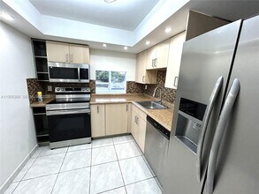 250 180th Dr in Sunny Isles Beach, FL - Foto de edificio - Building Photo