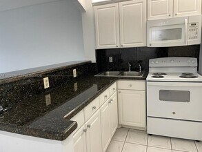 220 SW 9th Ave in Hallandale Beach, FL - Building Photo - Building Photo