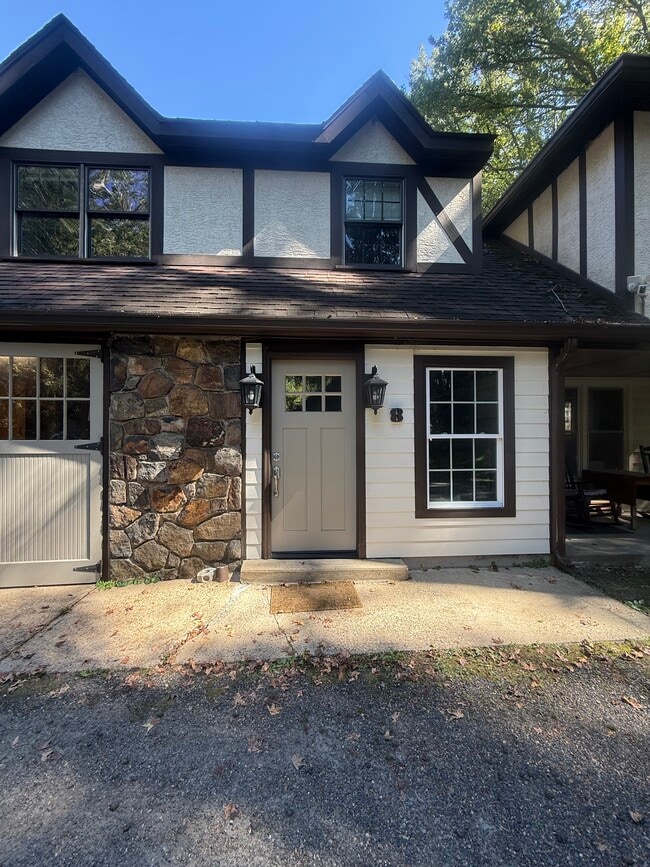 8 E Woodbound Dr, Unit 8 E. WoodBound Dr #C