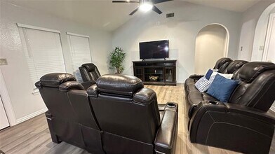 13731 Biggs St in Dallas, TX - Building Photo - Building Photo