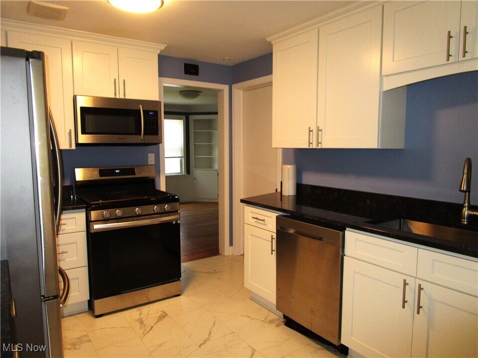 14535 Cedar Rd in Beachwood, OH - Building Photo