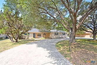 1215 Clearwater Dr in New Braunfels, TX - Foto de edificio - Building Photo