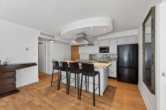 550 Queens Quay W in Toronto, ON - Building Photo - Building Photo