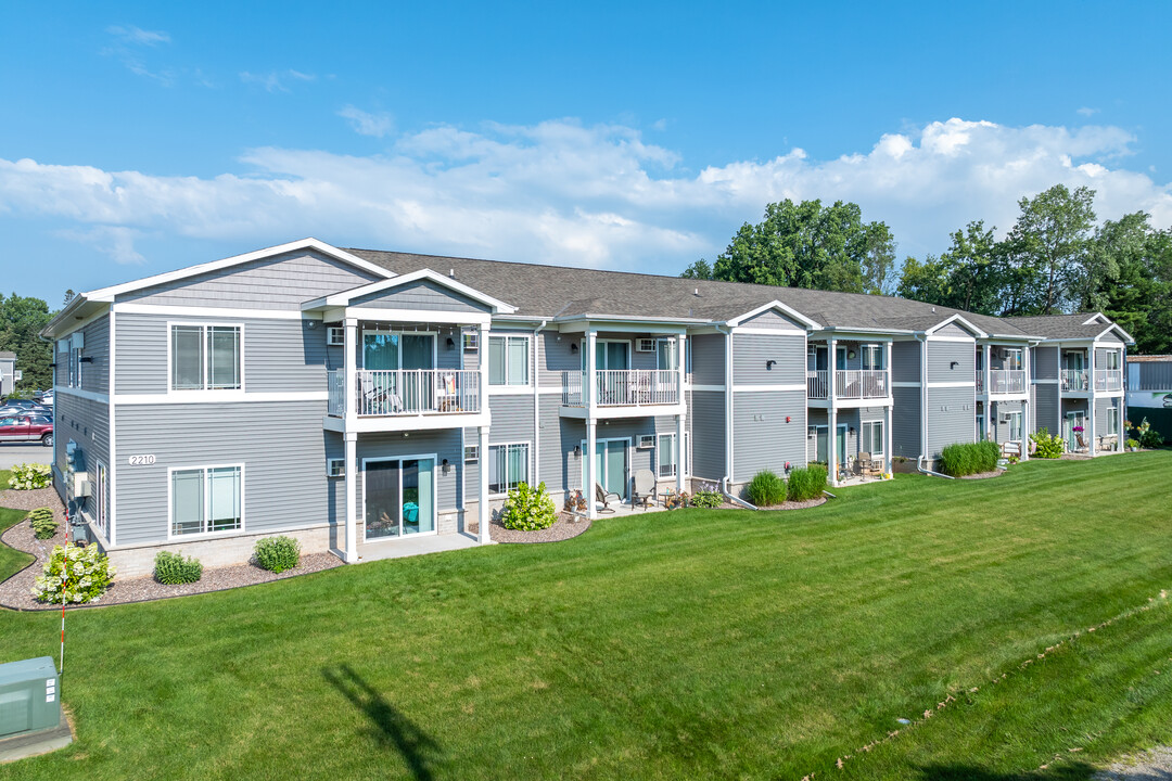 Riverbank Apartments in Howard, WI - Foto de edificio