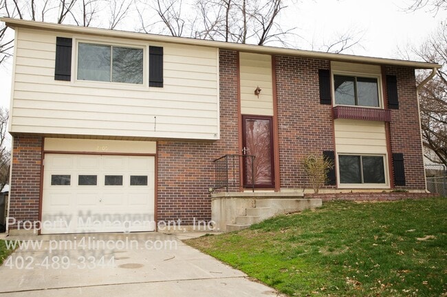 2205 Wildwood Pl in Lincoln, NE - Building Photo - Building Photo
