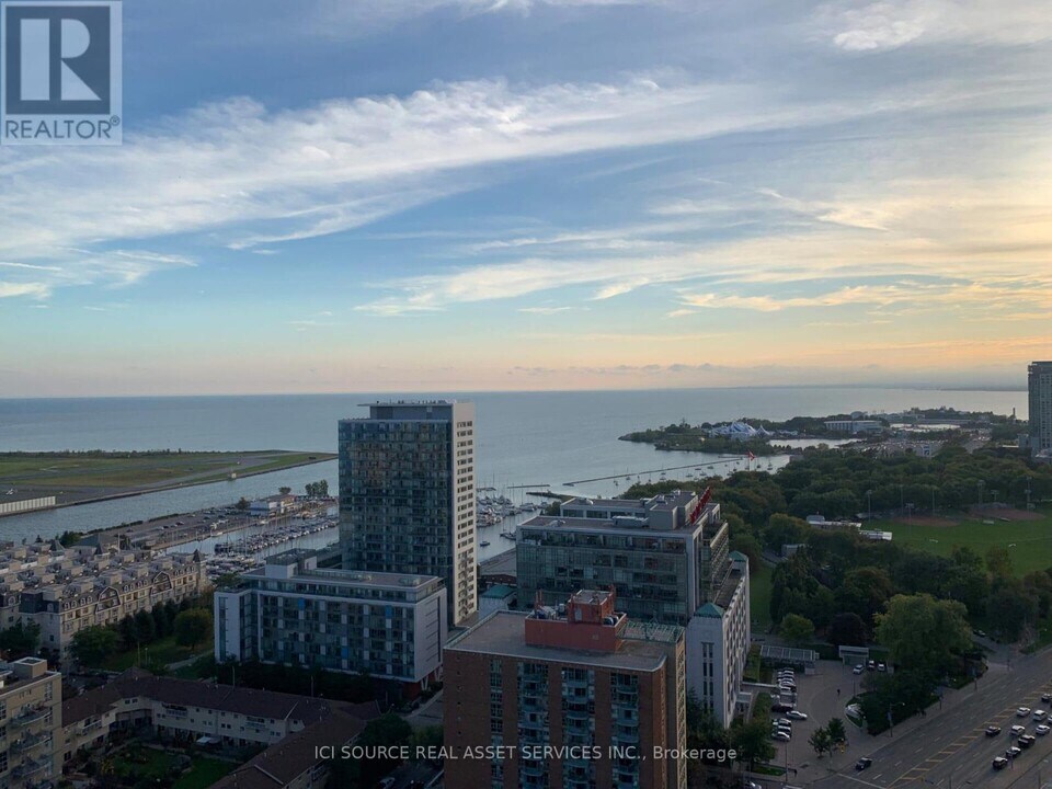 600 Fleet St in Toronto, ON - Building Photo