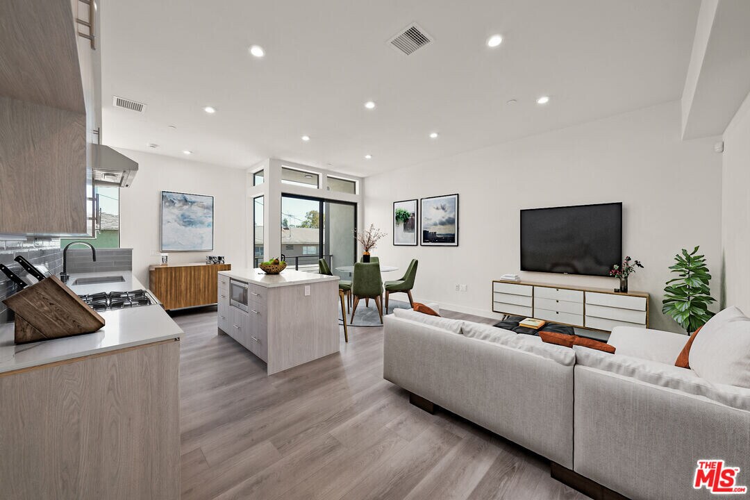 1204 N Orange Grove Ave in West Hollywood, CA - Foto de edificio