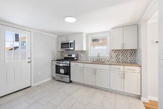 588 North St in Windsor Locks, CT - Foto de edificio - Building Photo