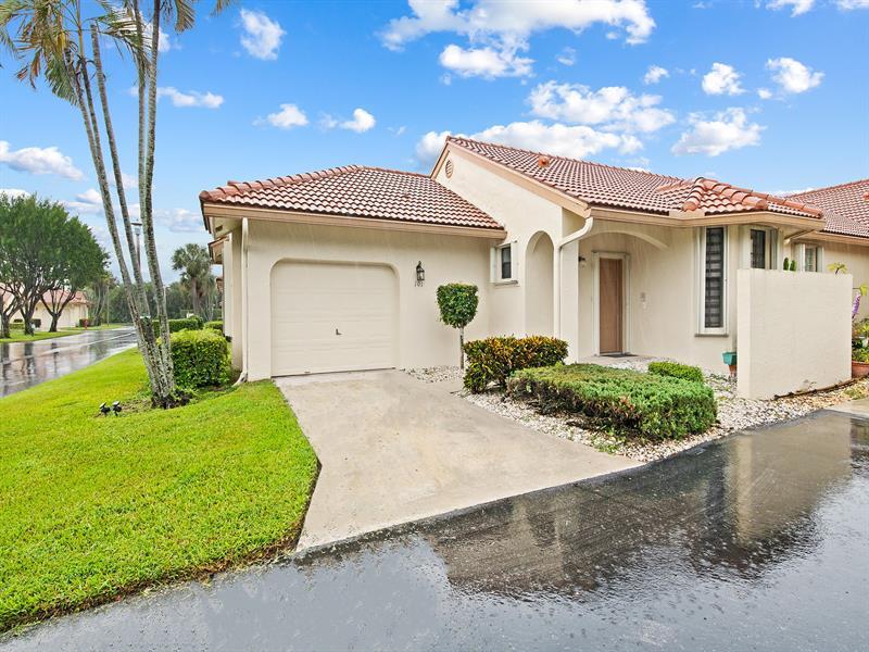 8292 Waterline Dr in Boynton Beach, FL - Building Photo